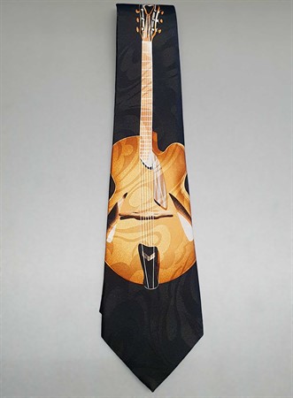 Bild på svart slips med gitarr-motiv